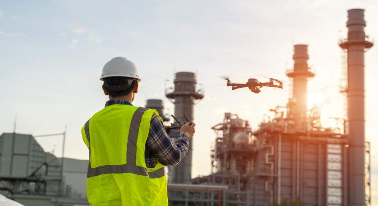 Inspecciones de construcción castellon​, Técnico sobrevolando con un dron las instalaciones industriales